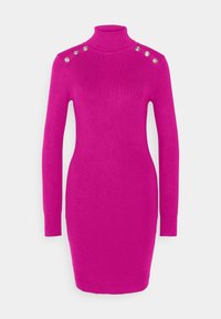 Robe-pull ajustée à manches longues, longueur genoux, magenta avec col roulé et boutons argentés décoratifs sur les deux épaules.