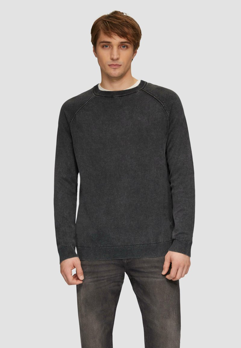 Dunkelgrauer Rundhalsausschnitt-Sweatshirt mit langen Ärmeln, gerippten Bündchen und Saum. Leicht abgedunkelte Textur mit kontrastierenden Nahtdetails.