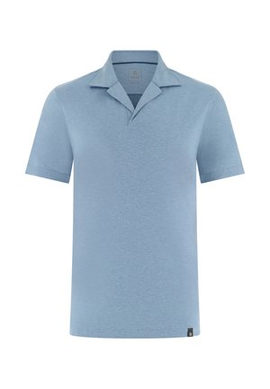 Polo bleu clair à manches courtes avec col ouvert et texture subtile, avec une petite étiquette de marque noire sur le bas de l'ourlet.
