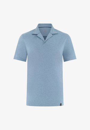 Polo bleu clair à manches courtes avec col ouvert et texture subtile, avec une petite étiquette de marque noire sur le bas de l'ourlet.