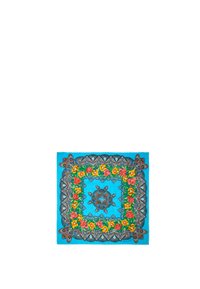 Pañuelo cuadrado de color azul brillante con patrones florales en rojo, amarillo y verde, bordeado por intrincadas puntillas negras y diseños de paisley.