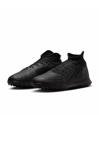 Scarpe da ginnastica nere con una superficie texturizzata, design alto, chiusura con lacci e suola in gomma con tacchetti per la trazione.