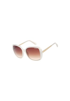 Schmetterlingsförmige Sonnenbrille mit weißem Rahmen, braunen Verlaufsgläsern und goldfarbenen Bügeln vor weißem Hintergrund.