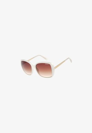Schmetterlingsförmige Sonnenbrille mit weißem Rahmen, braunen Verlaufsgläsern und goldfarbenen Bügeln vor weißem Hintergrund.