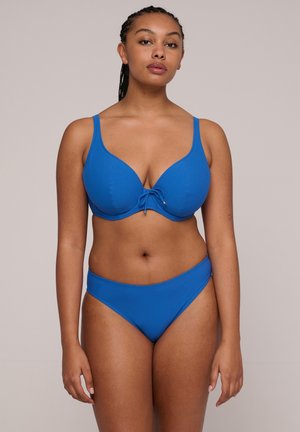 Blauw bikini set met een met draad gesteund top met verstelbare bandjes en een strikdetail in het midden, gecombineerd met bijpassende hooggetailleerde onderstukken. Soepele textuur.