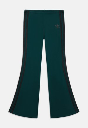 Tirkizne široke hlače od rastezljivog materijala, s crnim bočnim trakama i adidas logotipom sprijeda. Glatka tekstura i uski struk.