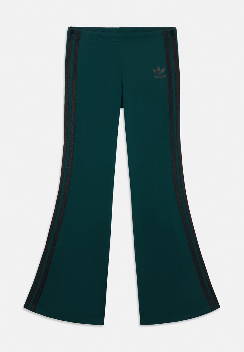 Tyrkis utsvängda byxor i stretchigt material, med svarta sidostrikar och en adidas-logotyp framtill. Slät textur och figursydd midja.