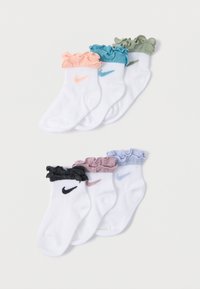 Sada šesti bílých ponožek s volánkovými lemy. Barvy zahrnují broskvovou, modrou, zelenou, černou, levandulovou a světle modrou. S logem Nike.