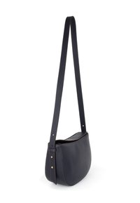 Mørkeblå læder skuldertaske med en buet form, struktureret overflade, lang rem og detaljer i guld.