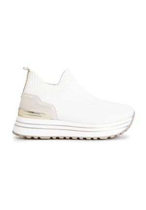 Bílé slip-on tenisky s texturovaným pleteným svrškem, zdobené kovovým akcentem na patě a silnou, vroubkovanou bílou podrážkou.