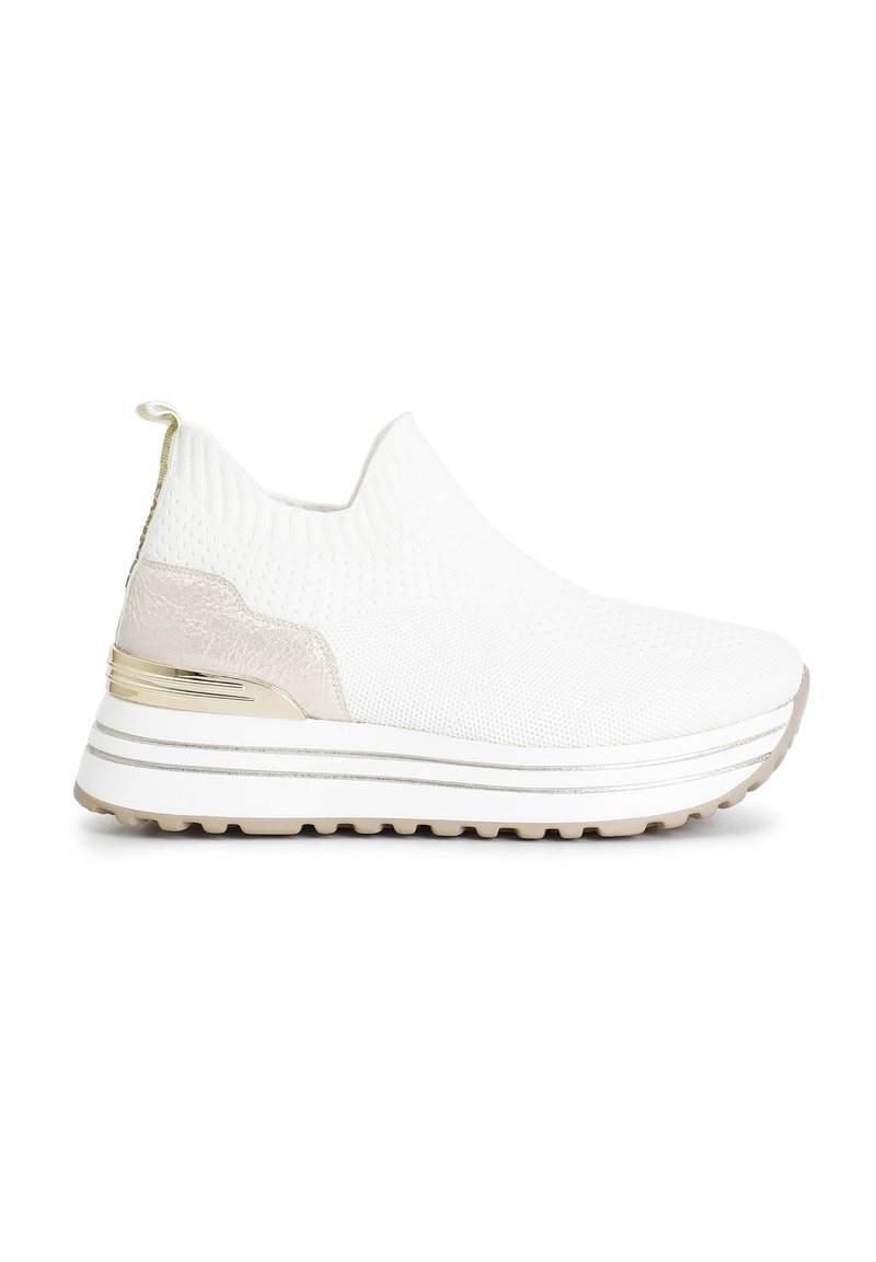 Weiße Slip-On-Sneaker mit einem strukturierten Strickoberteil, das ein metallisches Detail an der Ferse und eine dicke, gerippte weiße Sohle aufweist.