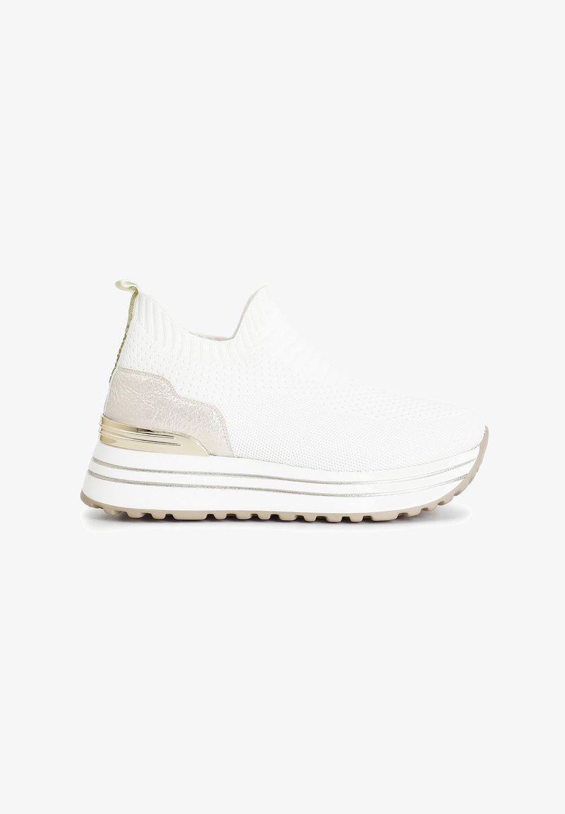Zapatillas blancas sin cordones con parte superior de tejido texturizado, que cuentan con un acento metálico en el talón y una suela blanca gruesa y estriada.