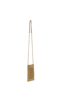 Borsa rettangolare intrecciata con un motivo all'uncinetto aperto in tonalità naturali, dotata di una lunga tracolla in pelle regolabile. Design minimalista.