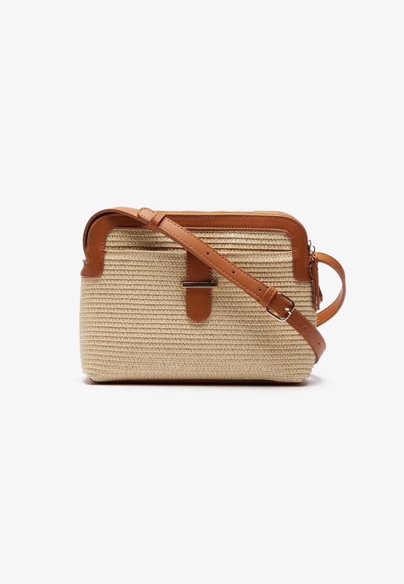 Borsa a tracolla rettangolare beige intrecciata con rifiniture in pelle marrone, tracolla regolabile, chiusura con zip e dettaglio in metallo sulla parte frontale.