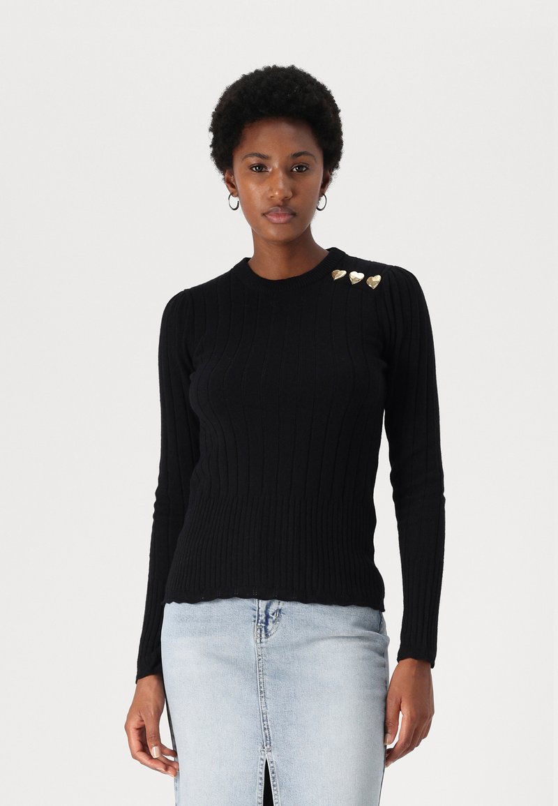 Sort ribbet sweater med lange ærmer, rund halsudskæring og tre guldhjerte-formede detaljer på venstre skulder. Tekstureret stof.
