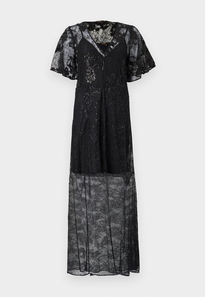 Juodos nėriniuotos suknelės su trumpomis volanginėmis rankovėmis, V formos iškirpte ir grindis siekiančiu skaidriu uždengimu, papuošta sudėtingais gėlių raštais.