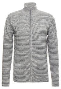 Grauer Reißverschluss-Pullover mit einem strukturierten horizontalen Streifendessin, hohem Kragen, langen Ärmeln und einem durchgehenden Reißverschluss. Weicher Strickstoff.