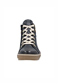 Basket haute en cuir noir avec lacets crème, fermeture éclair sur le côté et semelle en caoutchouc marron clair. Accents texturés sur les côtés.