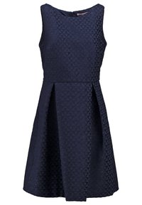 Granatowa sukienka bez rękawów z teksturowanym wzorem diamentowym, dopasowane zapięcie w talii, rozkloszowany dół i zapięcie na suwak z tyłu.