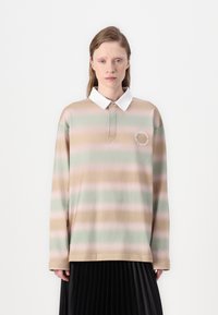 Polo de manga longa às riscas em bege, verde e rosa; apresenta um colarinho branco e detalhe de logotipo bordado no peito.