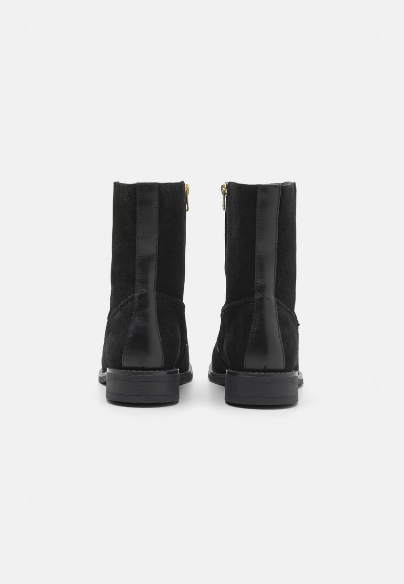 Schwarze Knöchelstiefel aus einer Kombination von Wildleder und Leder. Mit Reißverschlussdetails und einer flachen Gummisohle. Einfaches, strukturiertes Design.