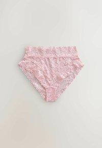 Roza čipkaste hlačke z rožnim vzorcem, nazobčanimi robovi in visokim pasom, s prozorno teksturo in mehkim materialom.