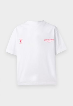 Camiseta de algodón blanca con mangas cortas, que presenta texto rojo en la parte delantera y en la manga izquierda. Ajuste casual y relajado con un escote redondo.