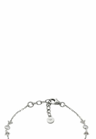 Silverfärgad armband som har växlande cirkulära och triangulära element, med en kräftklämma och förlängningskedja, accentuerad av en genomskinlig sten.