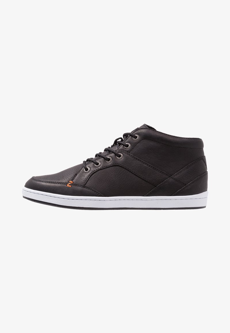 Schwarze Leder-Hochschnitt-Sneaker mit weißen Gummisohlen, runden Schnürsenkeln und einem schlichten Design mit einem kleinen orangefarbenen Akzent.