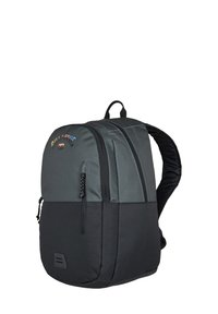 Zaino grigio e nero con due scomparti con zip, spallacci imbottiti e maniglia superiore; presenta dettagli testuali multicolori sulla parte anteriore.