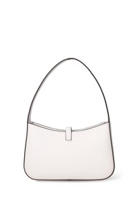 Sac à bandoulière en cuir blanc de forme incurvée, avec un dessus plat, une sangle horizontale simple et des bords contrastés marron.