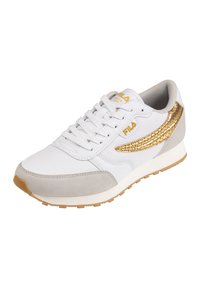 Baskets blanches avec des accents dorés et un panneau latéral texturé. Comprend un embout en daim gris et une semelle en caoutchouc avec un motif de traction. Design à lacets.