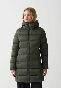 Vadderad grön parka med huva, med horisontella quiltade sektioner, fullständig dragkedja framtill och logotypdetalj på vänster axel.