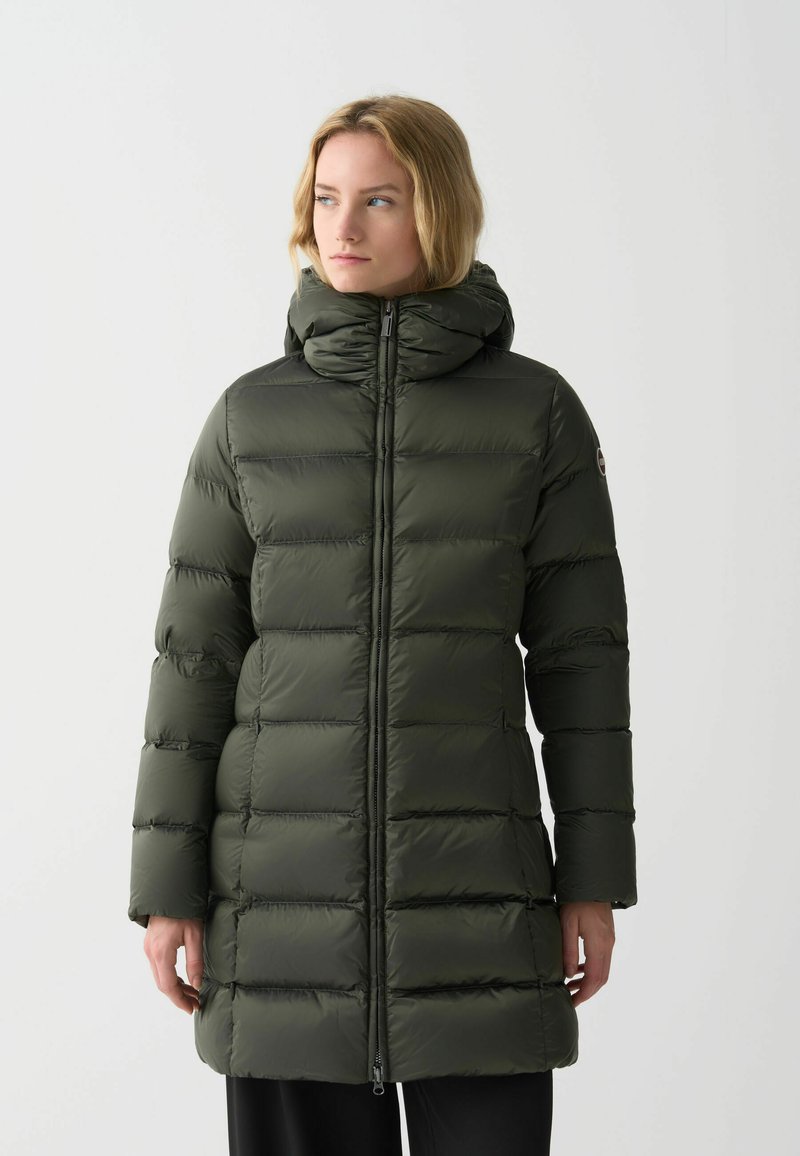 Vadderad grön parka med huva, med horisontella quiltade sektioner, fullständig dragkedja framtill och logotypdetalj på vänster axel.