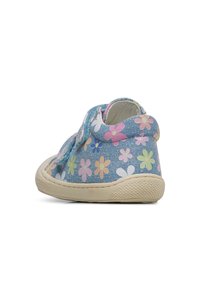 Scarpa in tessuto blu con motivo floreale multicolore, punta arrotondata, cinturino in velcro e suola in gomma beige. Esterno textured con cuciture dettagliate.