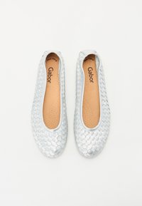 Ballerines tissées argentées avec un bout arrondi et un col élastiqué, dotées d'une semelle intérieure rembourrée beige avec de petites perforations pour la respirabilité.