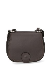 Borsa a tracolla in pelle marrone con una patta arrotondata, cuciture a contrasto e un accentuato hardware in argento. Presenta una sola tracolla regolabile.