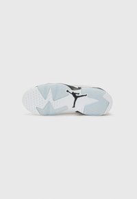 Musta ja valkoinen urheilukengän pohja, jossa on läpikuultavia kumikoristeita; siinä on erityinen ilmakupla-design ja Jumpman-logo.