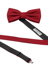 Röd satin fluga med texturerad yta, svart justerbart band och märkesetikett, designad för formell klädsel.