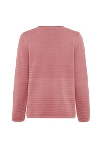 Rosa strukturierter Pullover mit langen Ärmeln und rundem Ausschnitt, der durchgehende horizontale Rippmuster im Stoff aufweist.