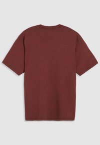 Bordeaux katoenen t-shirt met korte mouwen, ronde hals en een relaxte pasvorm. Gladde textuur, eenvoudig ontwerp en gestikte zoomdetails.