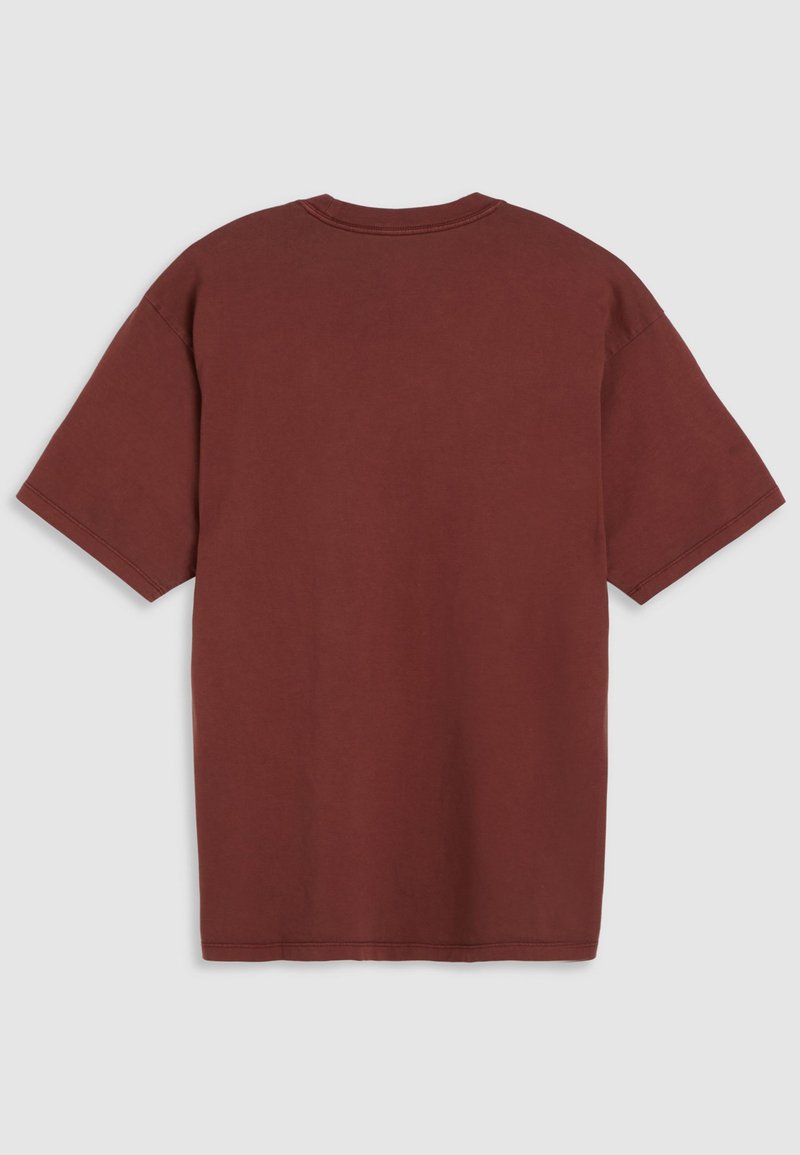 Camiseta de algodón burdeos con mangas cortas, cuello redondo y un corte relajado. Textura suave, diseño liso y detalles de dobladillo cosido.