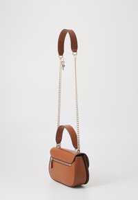 Borsa a mano in pelle marrone con una forma strutturata, dotata di una tracolla a catena, un manico corto e una tasca con zip frontale. Texture liscia e linee pulite.
