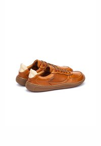 Sneaker in pelle marrone con finitura liscia, caratterizzate da punta tonda, chiusura con lacci, tallone in crema a contrasto e suola in gomma marrone chiaro.