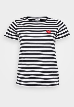 Tricou cu dungi alb-negru, cu decolteu rotund și mâneci scurte, având un mic broderie în formă de inimă roșie pe partea stângă a pieptului.