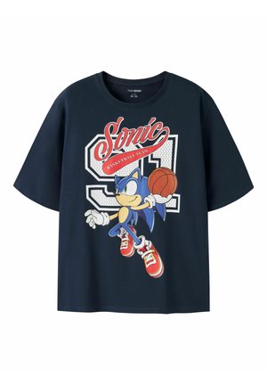 Marineblauw T-shirt met Sonic the Hedgehog die basketbal speelt in rode schoenen, een basketbal vasthoudt en de tekst "Sonic Basketball Team".
