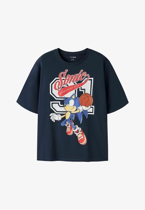 Granatowy T-shirt z Sonic the Hedgehog grającym w koszykówkę w czerwonych butach, trzymającym piłkę do koszykówki i tekstem "Sonic Basketball Team".