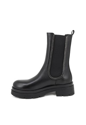 Stivaletto in pelle nera con pannelli elastici laterali, dettaglio in catena, punta rotonda e suola in gomma spessa per una migliore aderenza.