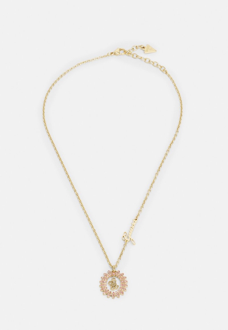 Collier en chaîne dorée avec pendentif en forme de pierre précieuse rose circulaire et un petit charme script "Guess" sur la chaîne, doté d'un fermoir réglable.