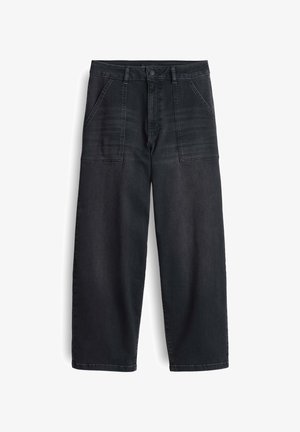 Pantalon large en jean noir avec poches plaquées sur le devant, passants pour ceinture, fermeture par bouton et détails de coutures visibles.